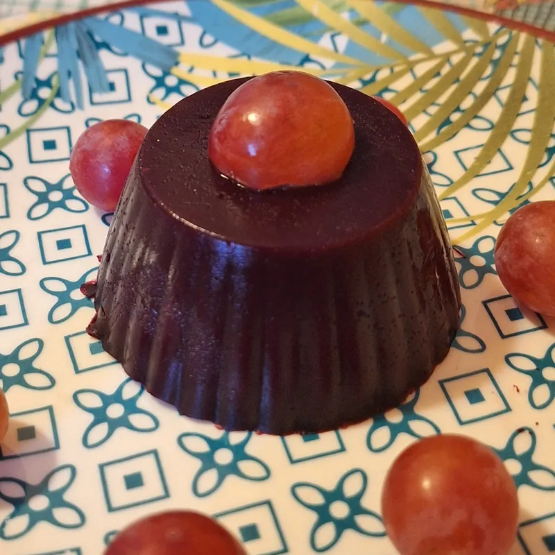 Il budino sformato e raffreddato, pronto per essere gustato.