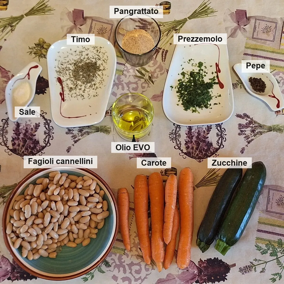 Gli ingredienti: sale, timo, pangrattato integrale, olio EVO, prezzemolo, pepe; sotto fagioli cannellini con qualche borlotto, carote e zucchine. In questa preparazione ho usato i fagioli al posto delle patate (variante legumi).