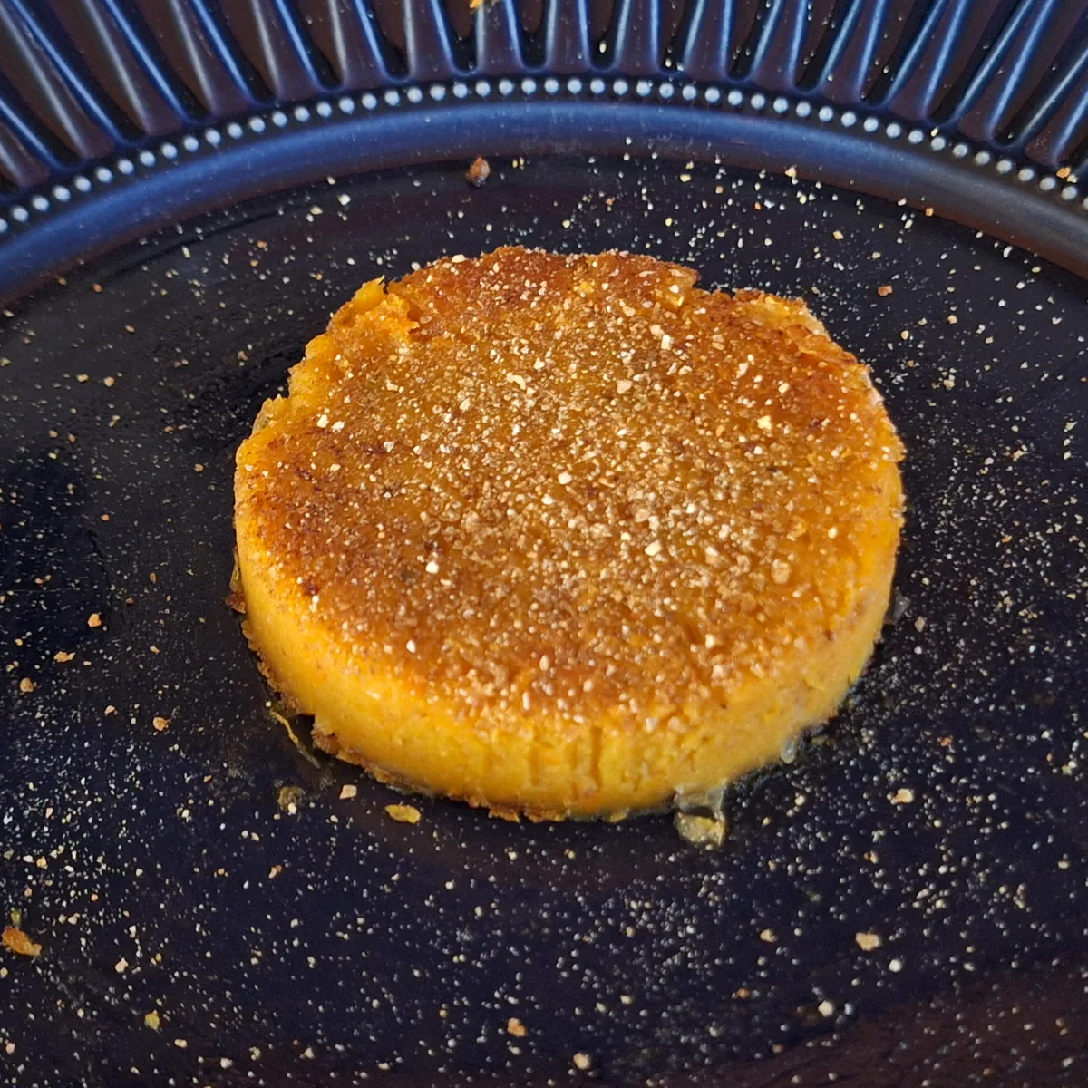 Lo stesso burger di zucca impiattato con una spolverata di pangrattato.