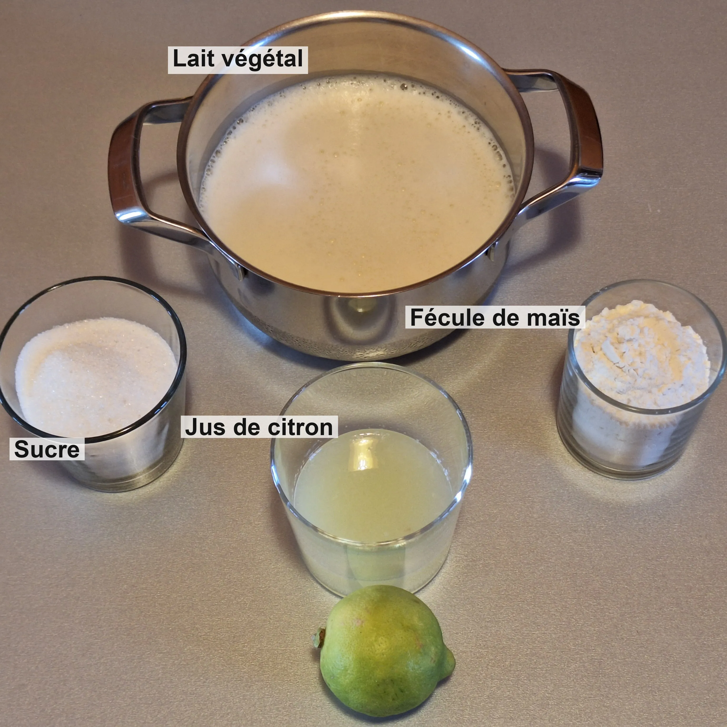 Les ingrédients de la crème au citron : lait végétal, sucre, fécule de maïs et jus de citron.