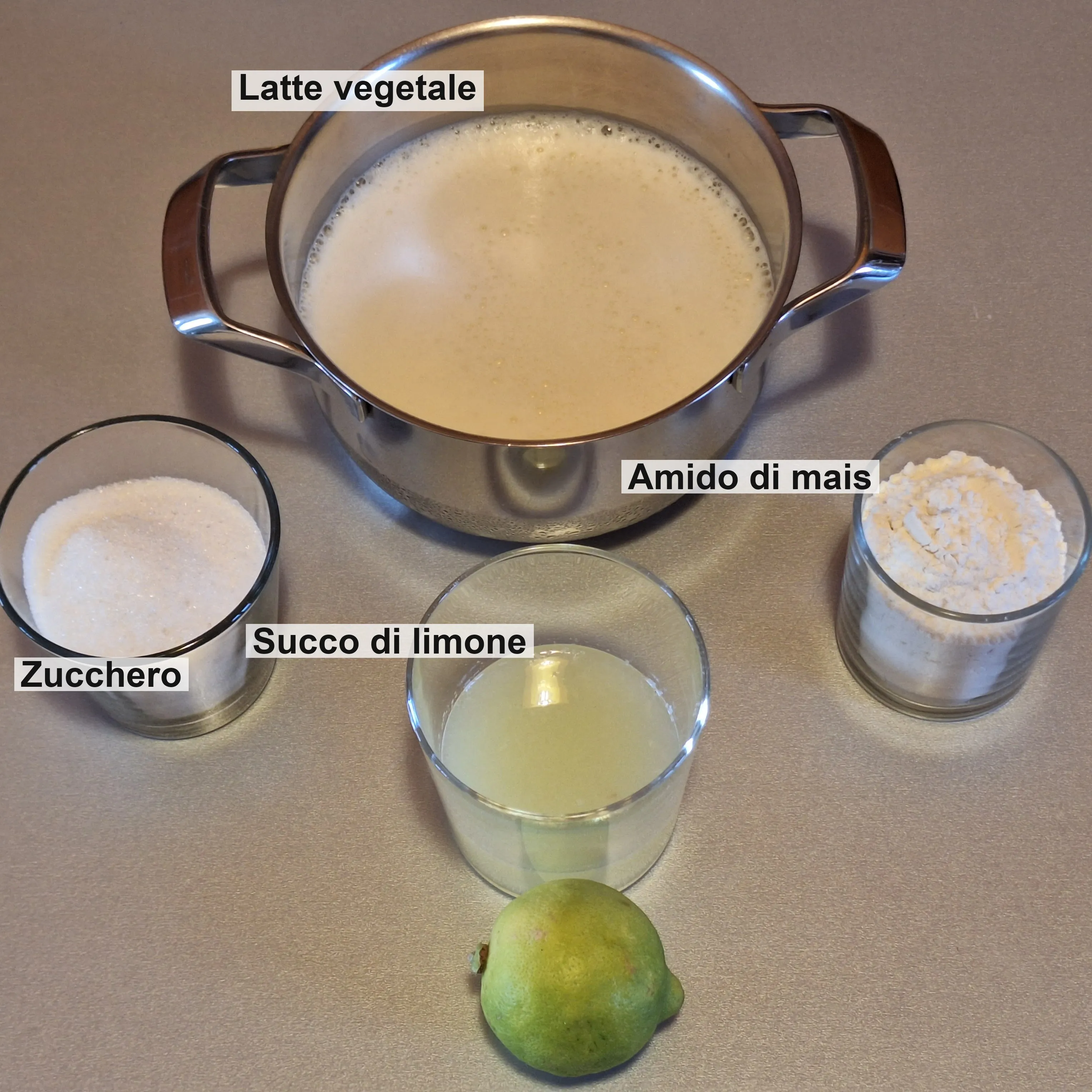 Gli ingredienti della crema al limone: latte vegetale, zucchero, amido di mais e succo di limone.