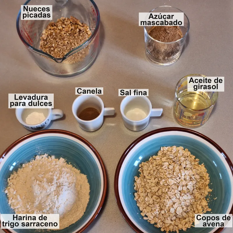 Listo para el topping: nueces picadas groseramente, azúcar integral (la pequeña cantidad de melaza le da el color oscuro y un poco de aroma), levadura instantánea, canela, sal, aceite de girasol, harina de trigo sarraceno y copos de avena enteros