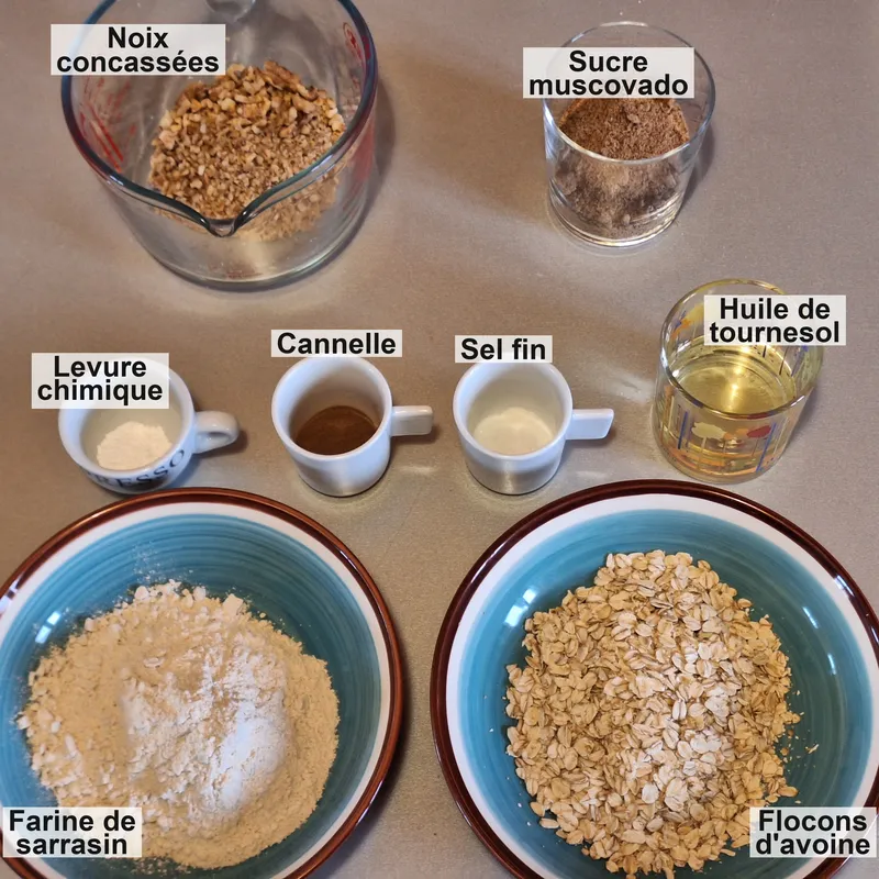 Prêt pour le topping : noix concassées, sucre complet (la petite quantité de mélasse donne la couleur foncée et un peu d'arôme), levure instantanée, cannelle, sel, huile de tournesol, farine de sarrasin et flocons d'avoine complets