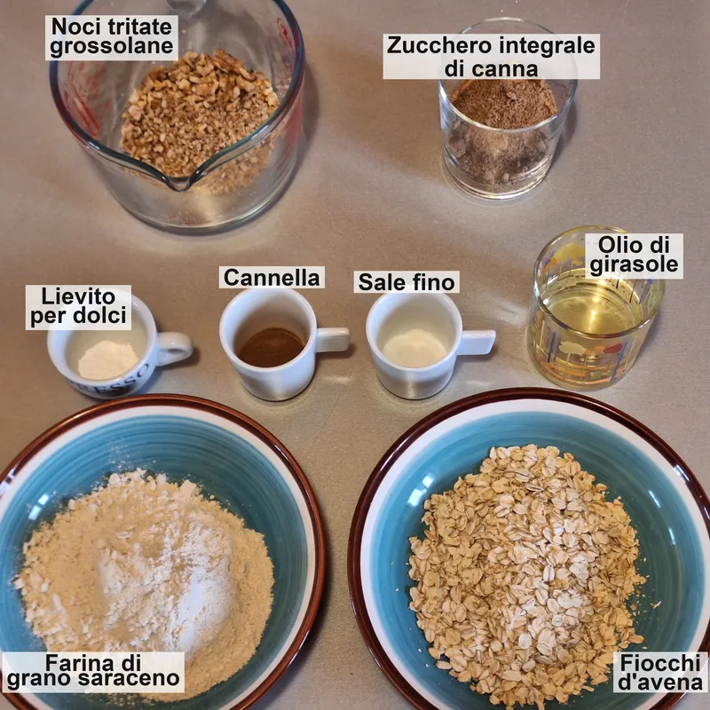 pronti a fare il topping: noci tritate grossolanamente, zucchero integrale (la poca melassa dona il colore scuro e un po' di aroma), lievito istantaneo, cannella, sale, olio di girasole, farina di grano saraceno e fiocchi d'avena interi