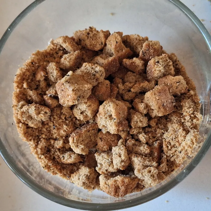 Qui ci sono ancora biscotti un po' grossi, li ho poi ulteriormente sbriciolati. Questa è la versione a cui poi aggiungerò l'olio, al posto del burro