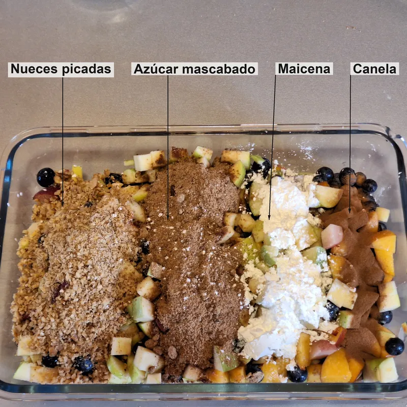 Fruta picada, con (de izquierda a derecha) nueces picadas, azúcar integral, almidón de maíz, canela
