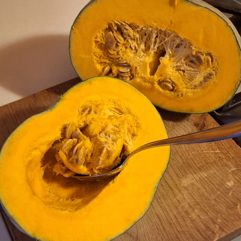 Rimuovere semi e filamenti dalla zucca prima di tagliarla a pezzi.