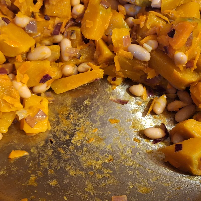 Il composto inizia ad attaccarsi al fondo della padella: segno che l'acqua è asciugata.
