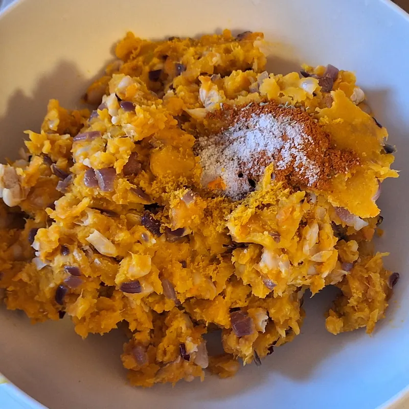 Il composto in ciotola con le spezie e gli aromi, pronto per essere frullato.