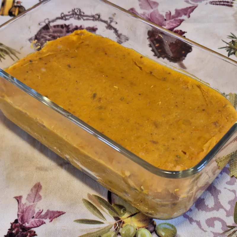 Il composto di zucca e fagioli pressato in uno stampo, pronto per il frigo.