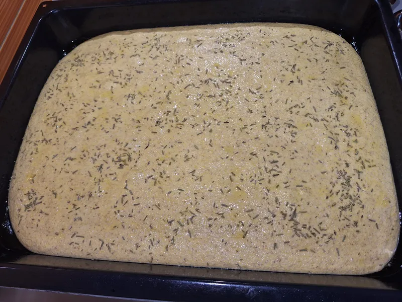 ed eccola qui, dopo il riposo in teglia, pronta per il forno. Ho usato una salamoia, non solo olio, e ho messo un po' di rosmarino secco, ma sono passaggi opzionali.
