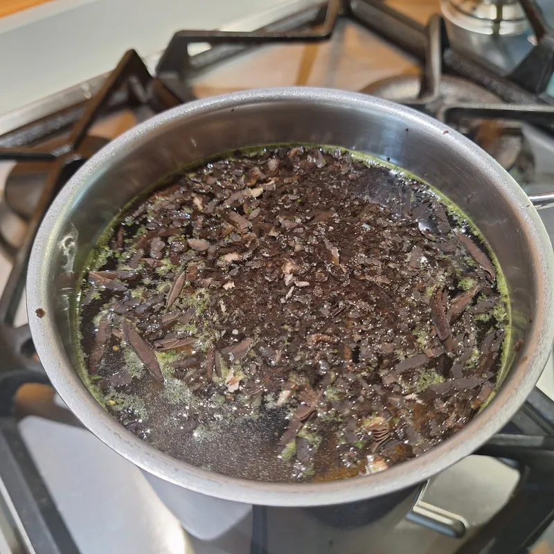brodo di verdure, a cui ho aggiunto le lamelle dei funghi portobello, per dare un po' di umami in più al brodo