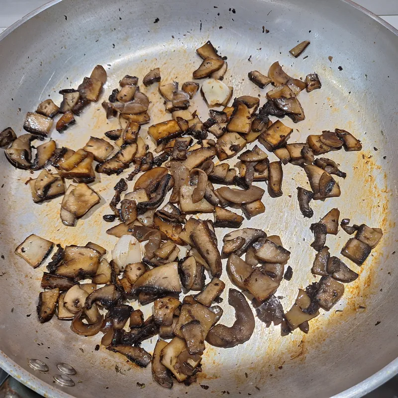 ecco cosa rimane dei portobello dopo la sfumatura con salsa di soia. Suggerisco di usare padelle NON antiaderenti (alluminio, acciaio) perchè a mio parere è più facile controllare la Maillard