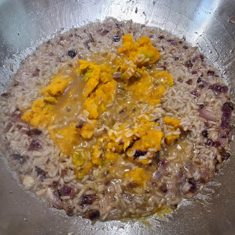 l'aggiunta della zucca cotta a metà cottura, il risotto prende colore