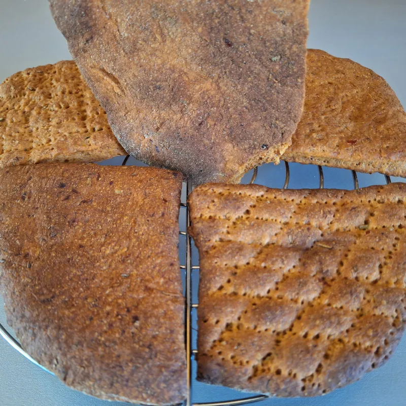 Da qui si vedono meglio le diverse versioni. quella centrale è la schiacciata stesa come sfoglia (circa 2 millimetri), viene tipo cracker. Il sapore invece è identico in tutte le versioni.