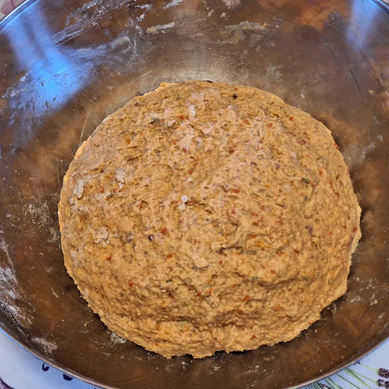 Ecco come si presenta il panetto dopo avere impastato brevemente farine, lievito, purea di verdure, olio e sale. In questo caso ho aggiunto 200 ml di acqua totali per 1 kg di farine totali. L'acqua va aggiunta dopo, poco per volta e regolata in base a quanto assorbe la purea