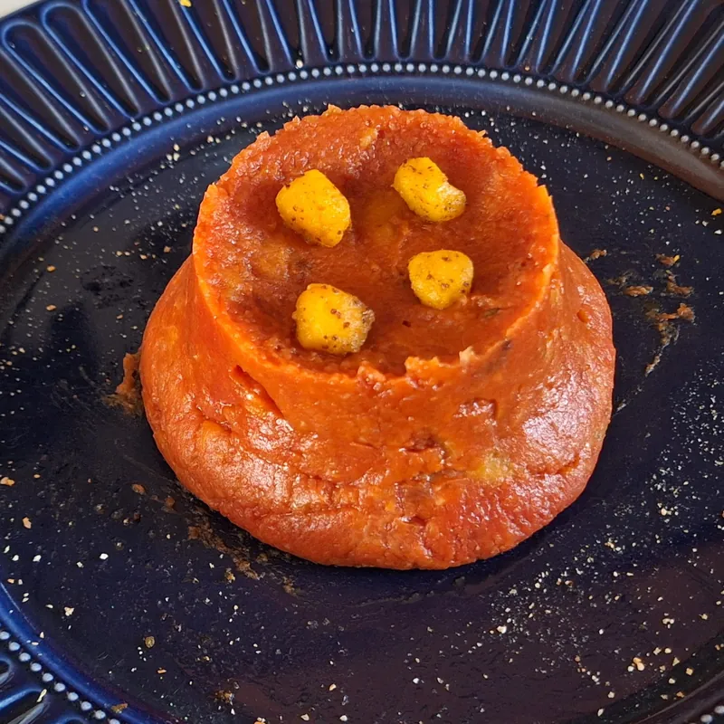 Lo sformato di zucca impiattato, formato con un coppapasta.
