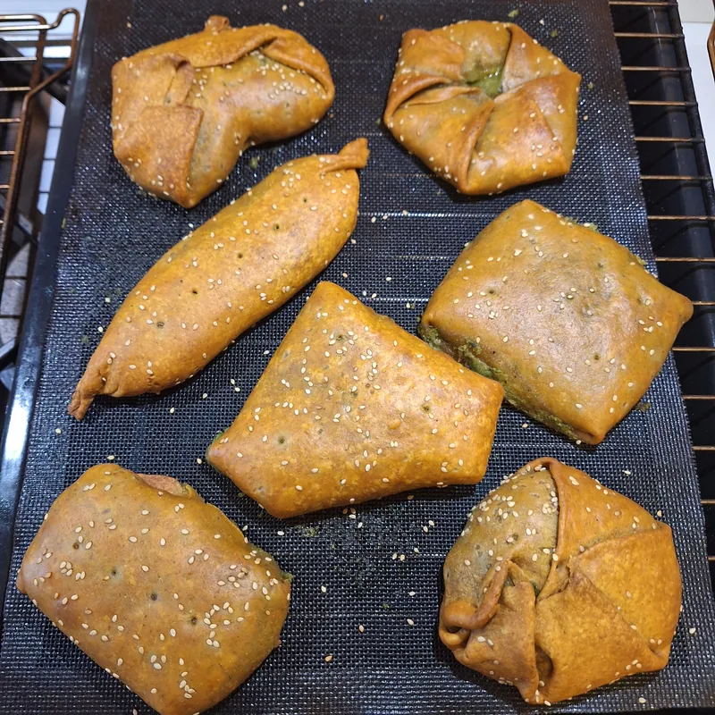 I tortini al parmigiano cotti e dorati, con i semi di sesamo bianco in superficie