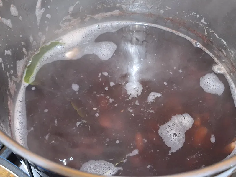l'acqua di ammollo dei fagioli si butta, ma il brodo che si ottiene in precottura è buonissimo, si usa dopo per la zuppa