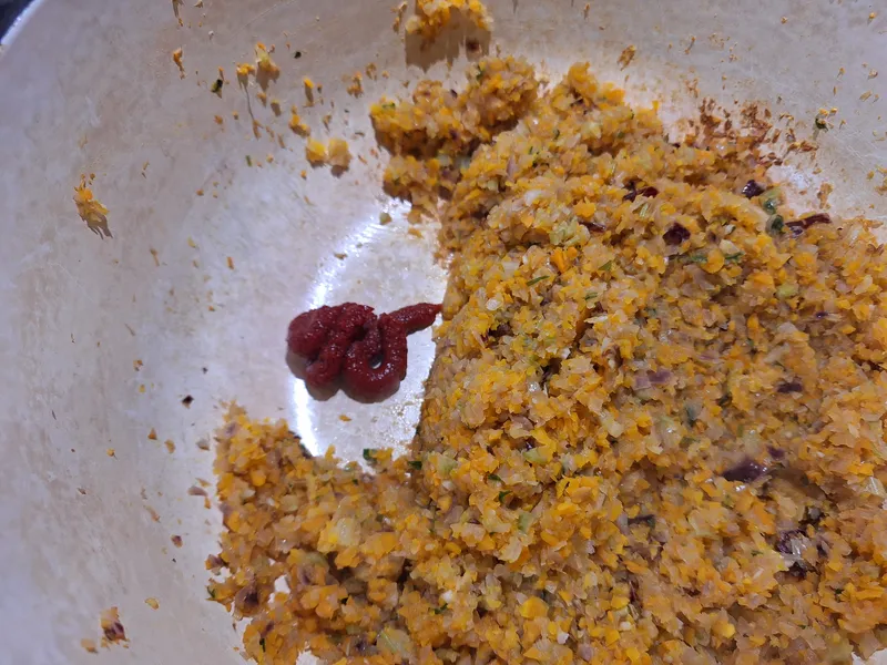 opzionale: un po' di concentrato di pomodoro a secco, aiuta a sviluppare umami. Usando una pentola NON antiaderente, quando inizia ad attaccarsi al fondo e si sente un buon profumo, tipo nocciolato / caramellato, è il momento in cui sviluppa il sapore, che poi verrà ceduto alla zuppa.