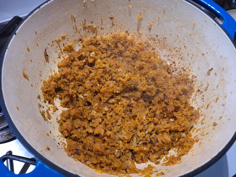 sarebbe già buono così: carota cipolla, sedano e pomodoro :) A questo punto l'aglio non si sente già più