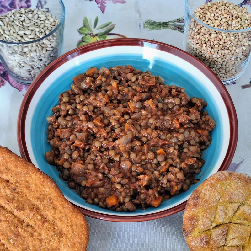 La zuppa di lenticchie servita nella ciotola con alcune idee di servizio.