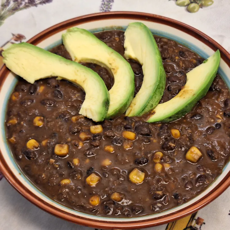 Ed ecco la zuppa in versione 'almeno un po'' messicana, con le fette di avocado, che danno consistenza e cremosità.