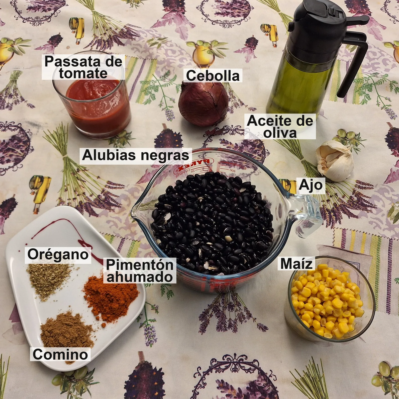 Los ingredientes etiquetados: passata de tomate, cebolla, aceite de oliva, ajo, alubias negras, maíz, orégano, pimentón ahumado y comino.
