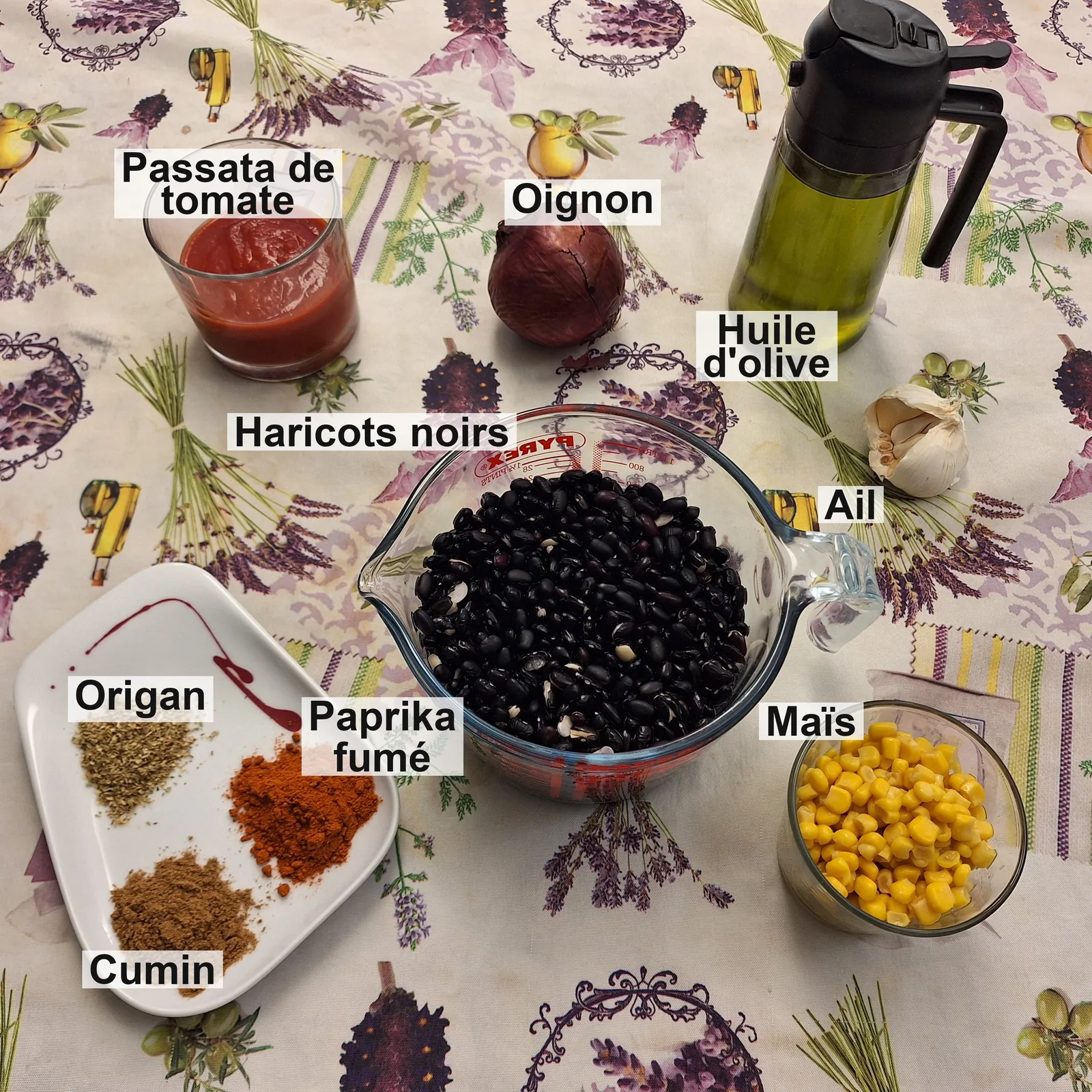 Les ingrédients étiquetés : passata de tomate, oignon, huile d'olive, ail, haricots noirs, maïs, origan, paprika fumé et cumin.